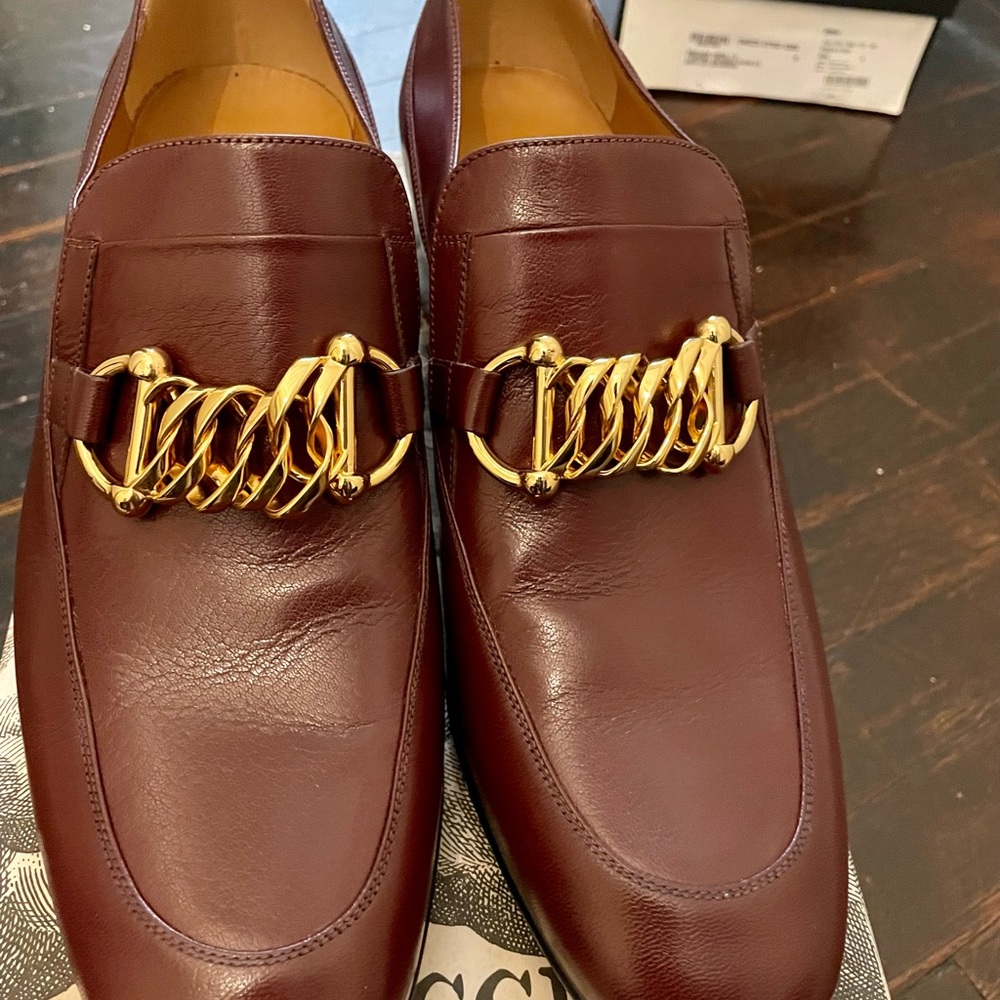 Gucci ICE HOLLY shoes. This is slightly used , still looks brand in the box